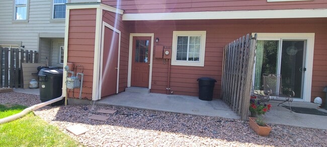 Building Photo - 2 Bedroom Townhome