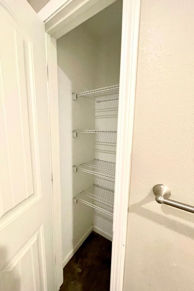 Building Photo - 3 Bedroom / 2 Bath In Pocahontas Available...