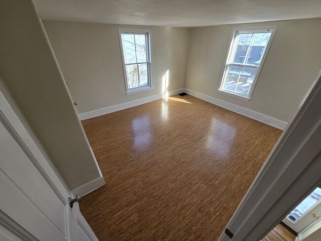 Building Photo - 18 School St