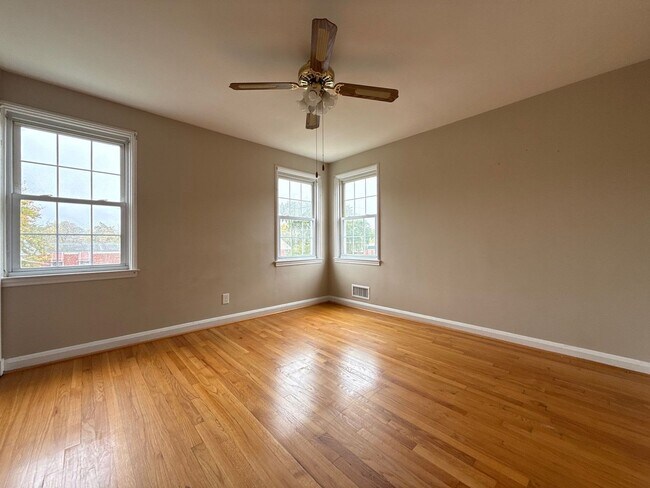 Building Photo - Three Bedroom 1 Bath house in Baltimore