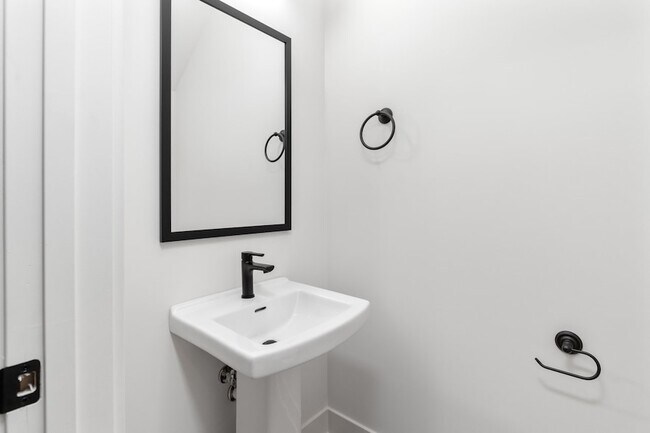 Building Photo - 4 Dutch Dr