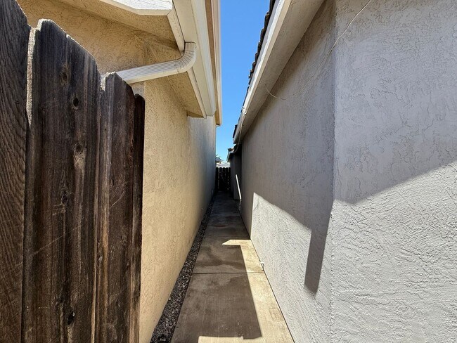 Building Photo - Two-bedroom single story in NW Modesto!