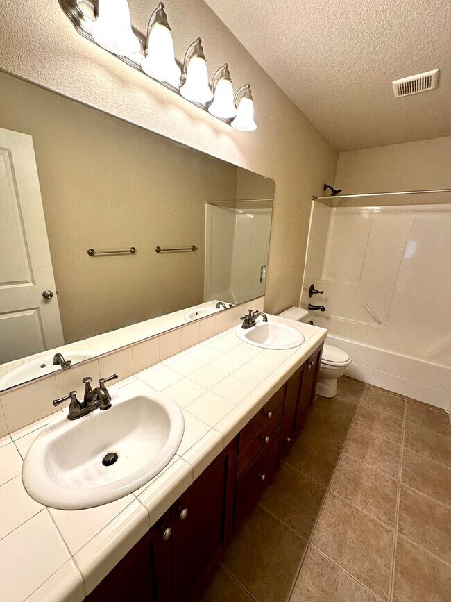 Building Photo - Beautiful 6-bedroom 4-bathroom home in an upscale neighborhood in the Sexton Mountain section of ...