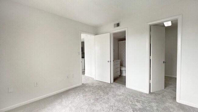 Building Photo - 1600 Park Cir