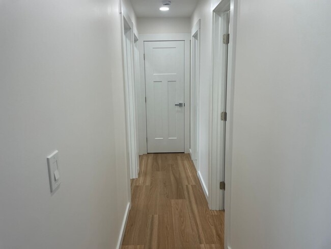 Building Photo - Newly Renovated Condo For Rent in Riverside!