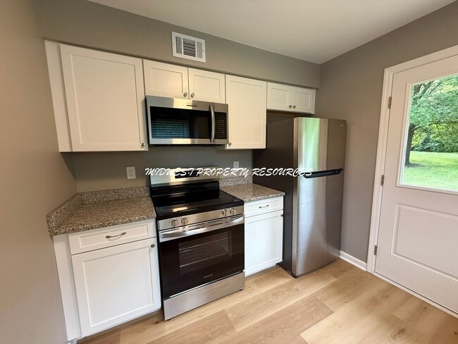 Building Photo - Large Updated 3 Bedroom/2 Bath Duplex in L...