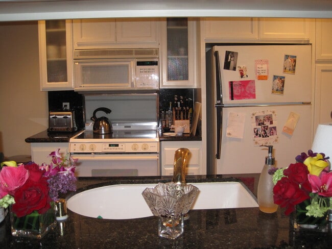 Building Photo - Brentwood Condo