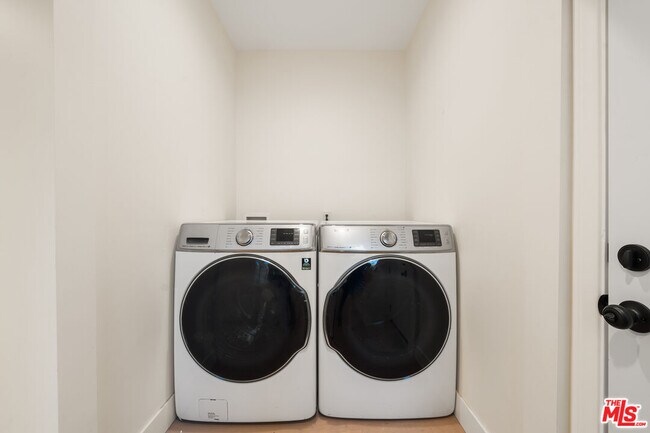 Building Photo - 4824 Saloma Ave