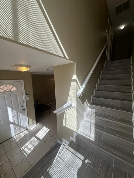 Building Photo - 1304 W Fig Ave