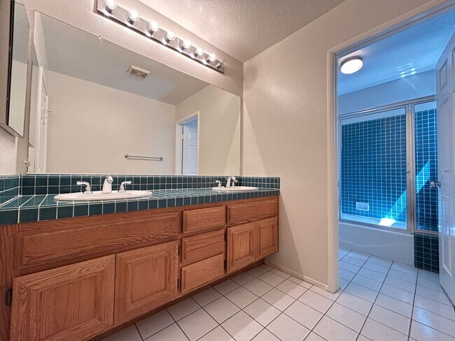 Building Photo - 8132 E Hillsdale Dr