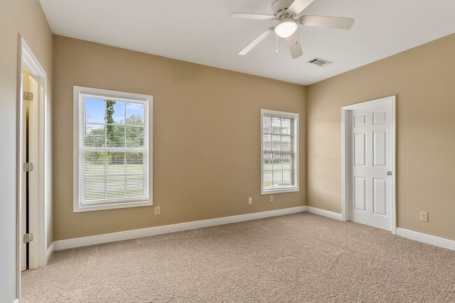 Building Photo - Charming 3 Bedroom 3 Bath Home Available i...