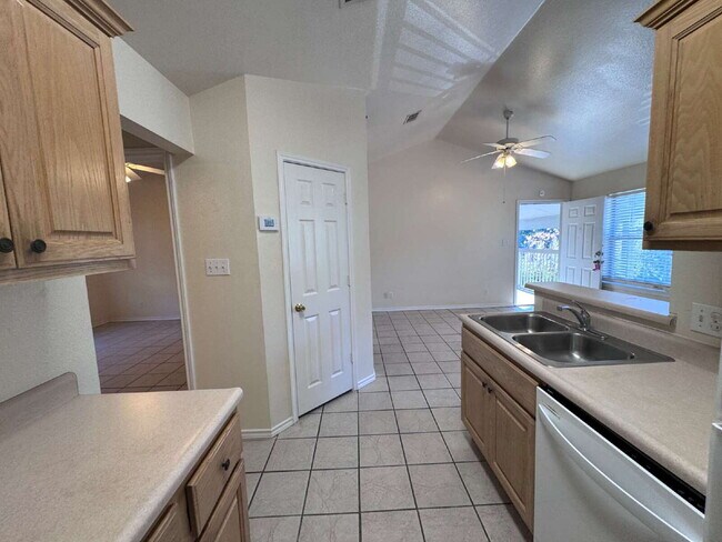 Building Photo - "Charming 1-Bedroom Retreat in San Marcos – Perfect Balance of Comfort and Convenience!"