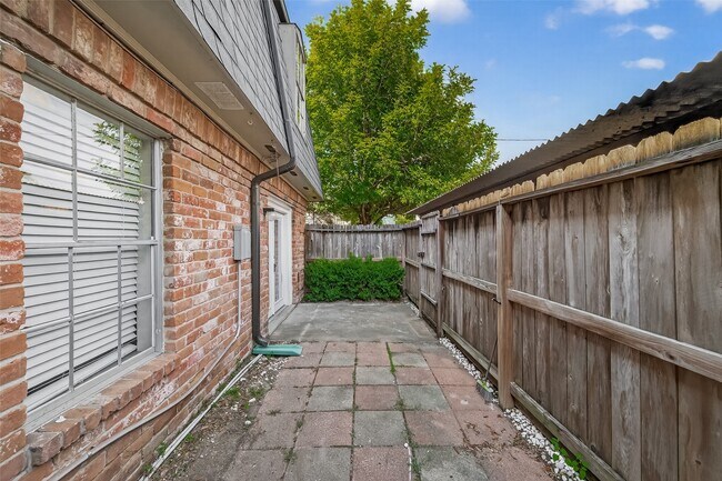 Building Photo - 8931 Gaylord Dr
