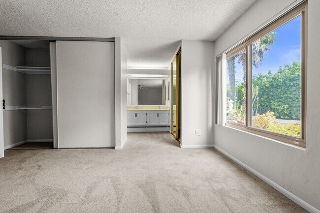 Building Photo - 6415 Lochmoor Dr