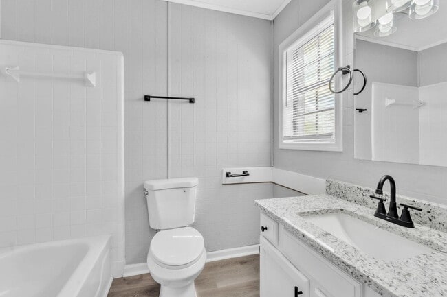 Building Photo - *NEWLY RENOVATED* 2 Bedroom Townhouse in D...