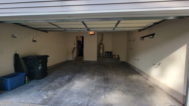 Building Photo - A 3 Bedroom Home Right Off Westport Road