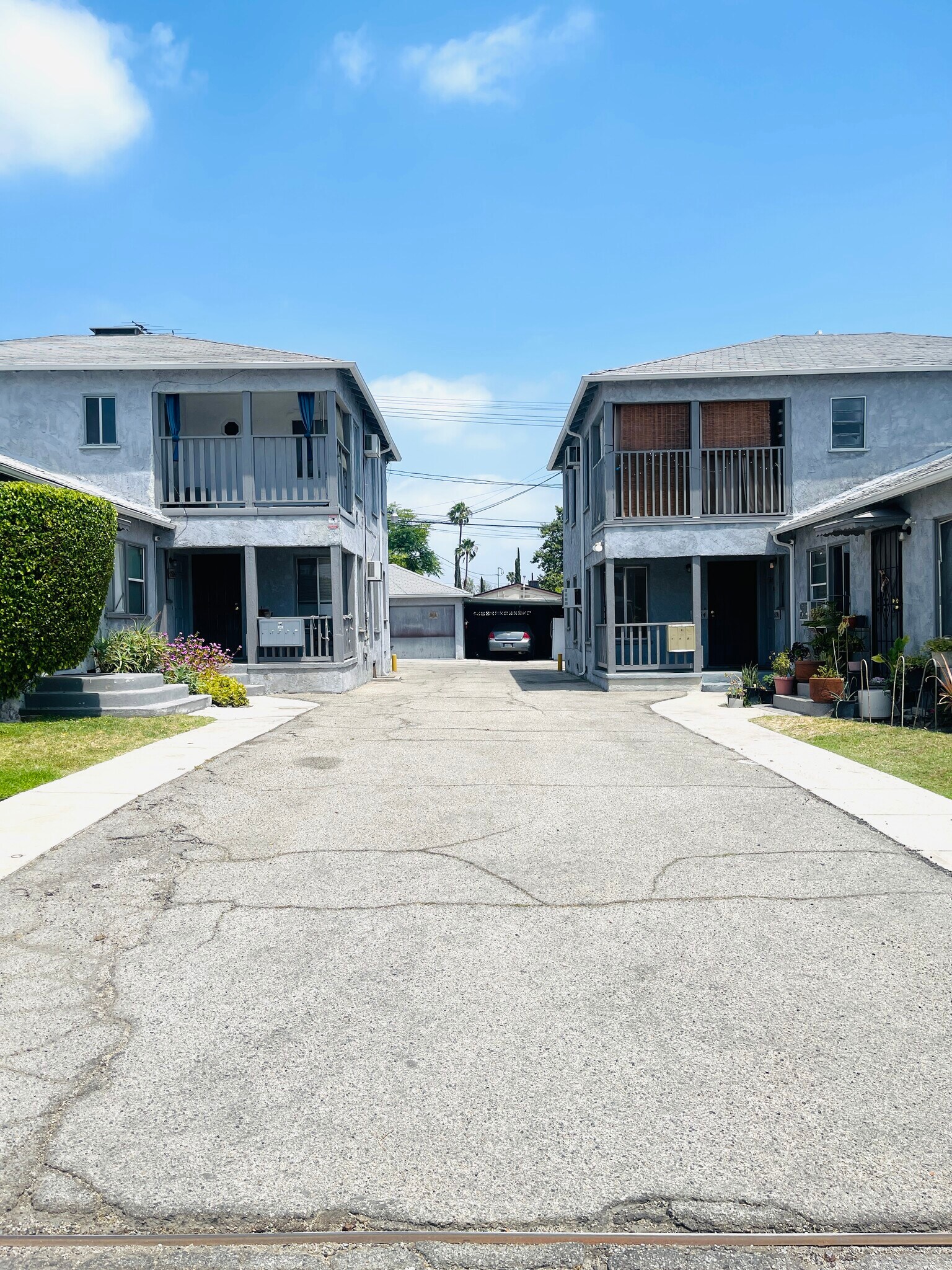 Building Photo - 5754 Vineland Ave
