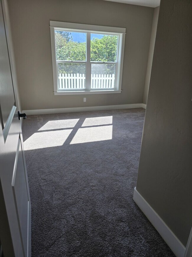 Building Photo - 3 bed 2 bath Brand-New Custom-Built- Home