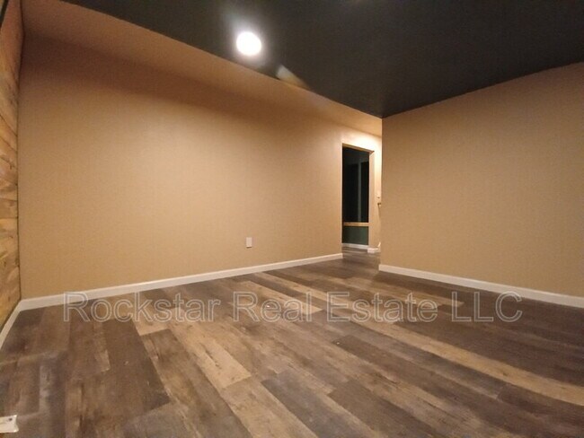 Building Photo - 6720 S Moran View St