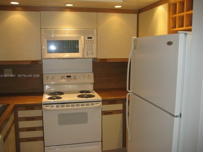 Building Photo - 8800 SW 123rd Ct