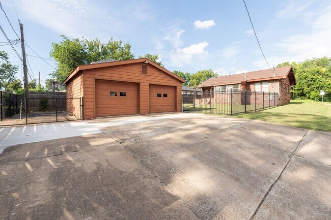 Building Photo - Midtown 3/2 with 2 Car Garage!
