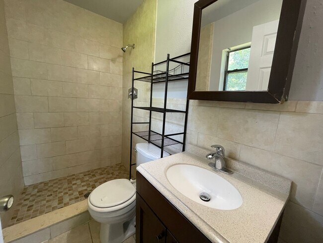 Building Photo - Charming 4 Bedroom, 3 Bathroom Home in Orl...