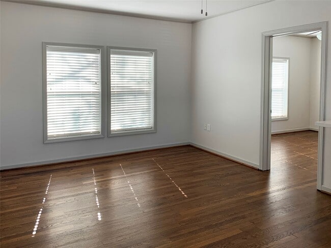 Building Photo - 1912 Sul Ross St