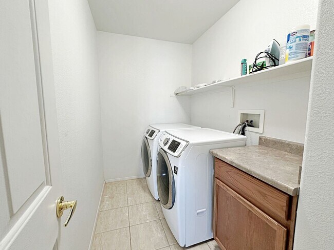 Building Photo - 3 BEDROOM + LOFT HOME IN GATED COMMUNITY I...