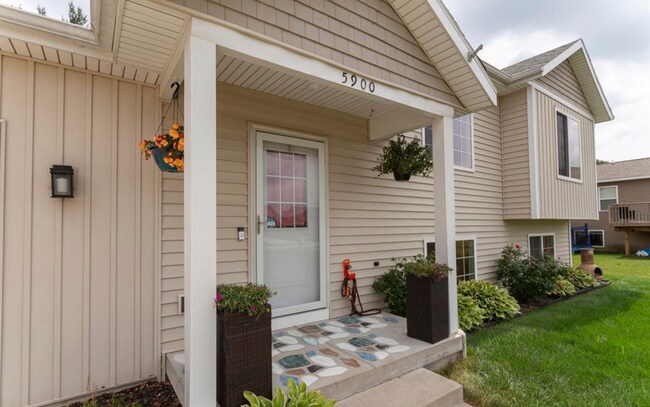 Building Photo - 5900 Clear Pointe Dr SE