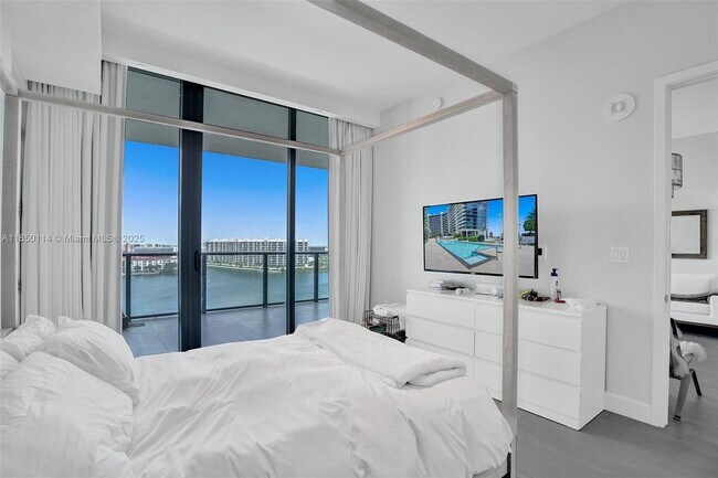 Building Photo - 5000 Island Estates Dr