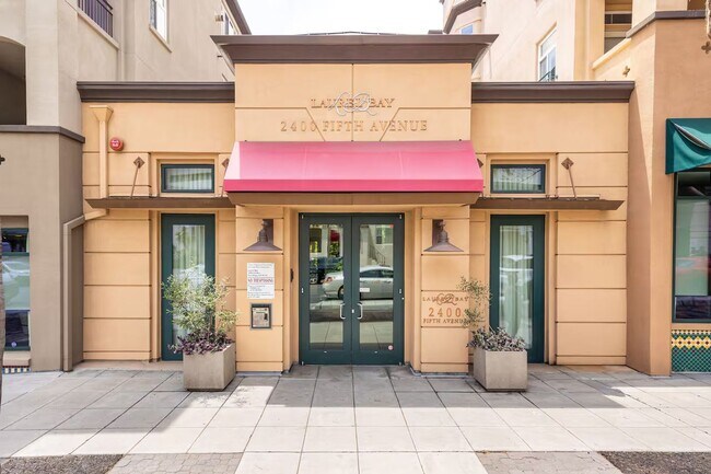 Building Photo - Spacious Bankers Hill Studio | In-Unit Laundry | A/C | Fireplace | Pool & Gym | 6-Month Lease