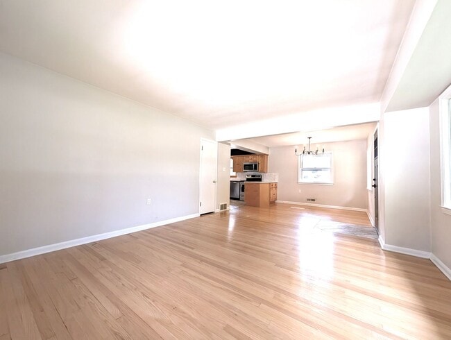 Building Photo - Gorgeous 3-bedroom single family home - Av...