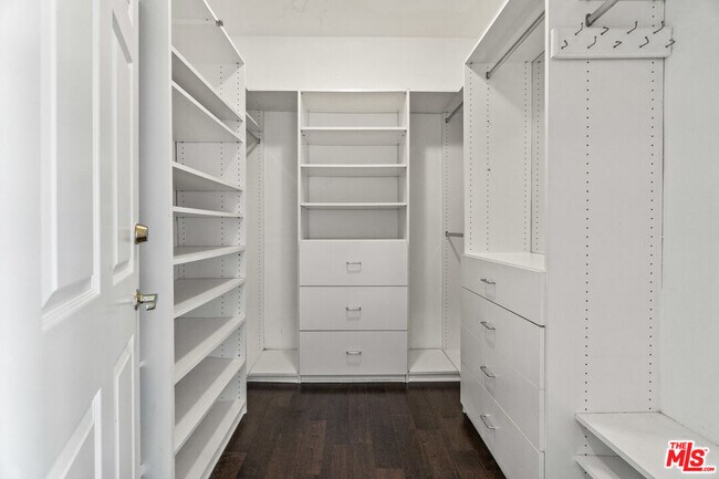 Building Photo - 11952 Montana Ave