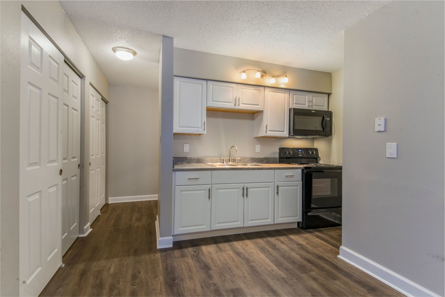 Renovated Studio Kitchen - Linx Plaza