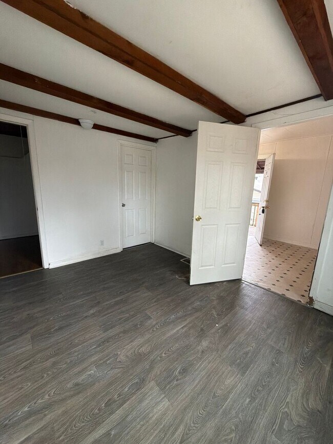 Building Photo - 2423 Lincoln Ave