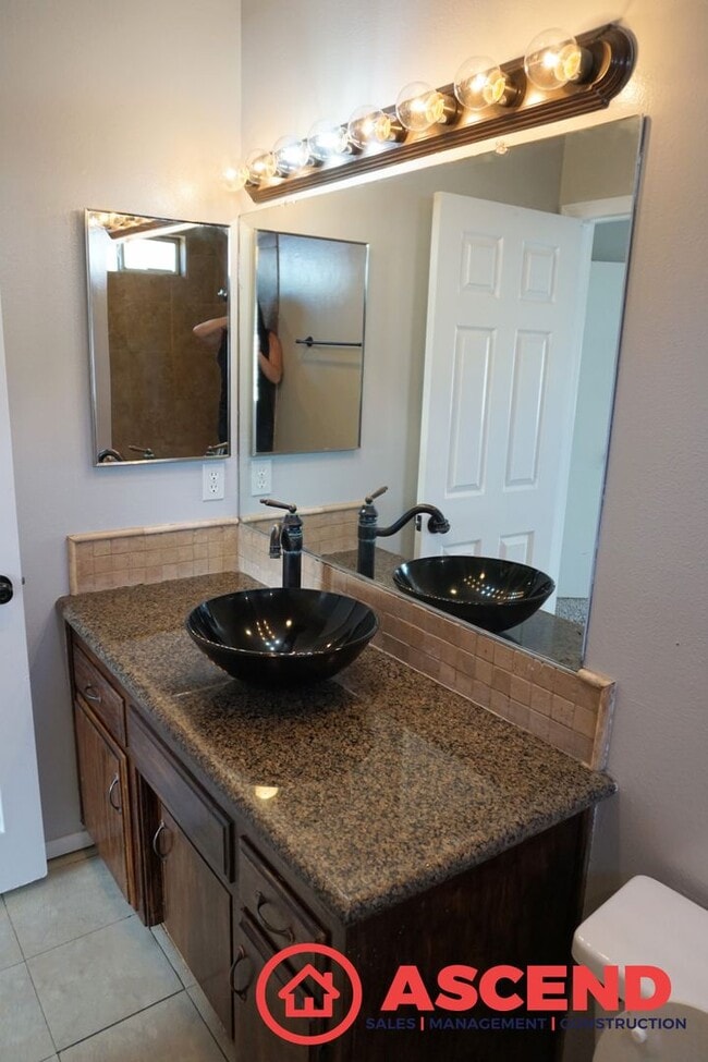 Building Photo - Beautiful Home Located in the Northwest!
