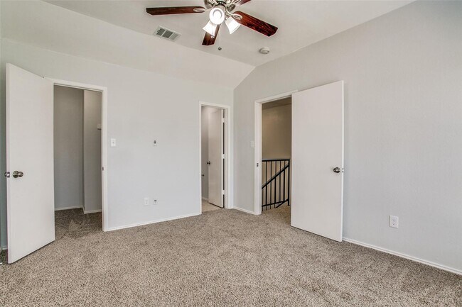 Building Photo - 2801 Meadow Park Dr