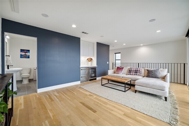 Building Photo - 711 Memorial Heights Dr