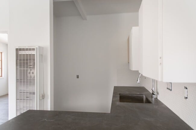 Building Photo - Charming Sunny Pacific Grove Duplex - Available Early July