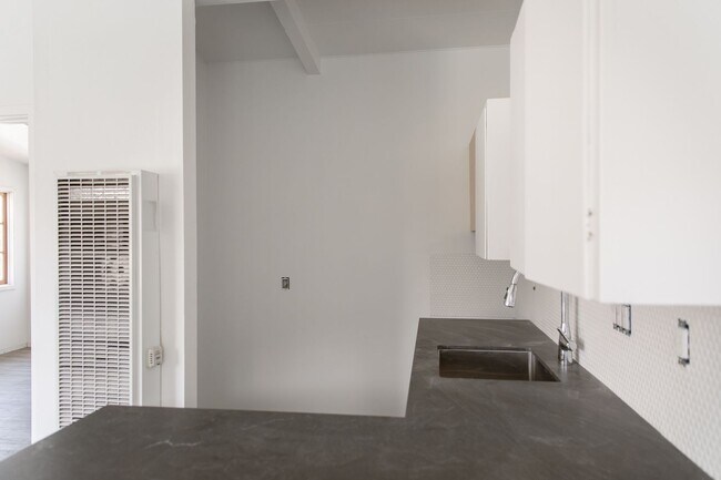 Building Photo - Charming Sunny Pacific Grove Duplex - Available early June