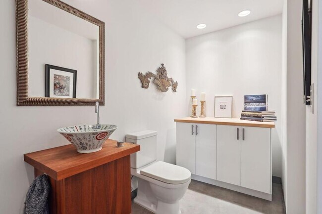 Building Photo - 700 N Washington Ave