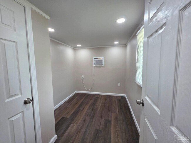 Building Photo - 8676 Sharon Ln