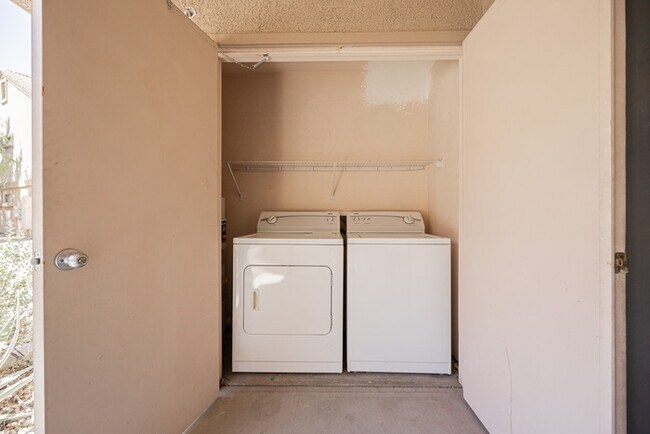 Building Photo - 1287 N Alma School Rd