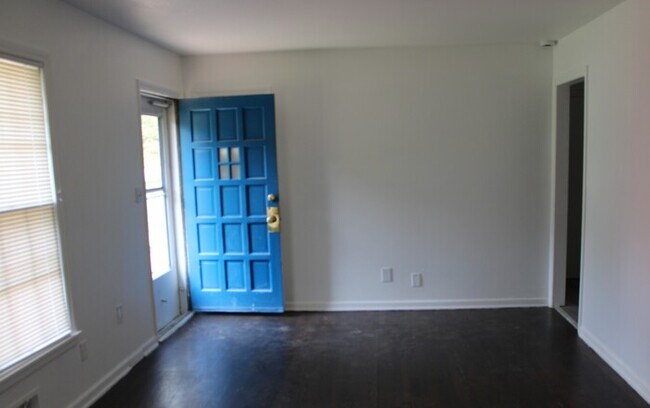 Building Photo - Large 5 bed 2 full bath Home in Independence