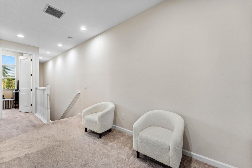 Building Photo - 16280 Oakview Dr