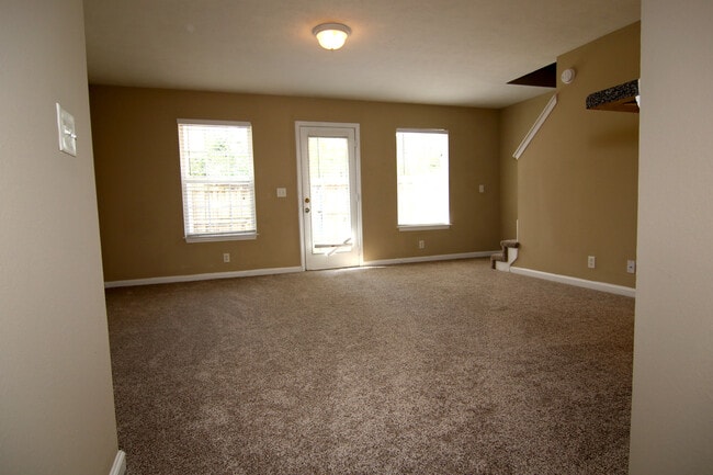 Building Photo - 323 Shoshone Pl