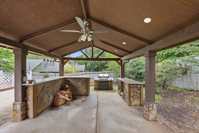 Building Photo - 310 Crescentview Ct