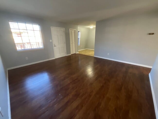 Building Photo - 3830 Country Club Rd