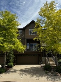 Building Photo - Gorgeous 3 Bedroom Townhouse Near Garden of the Gods