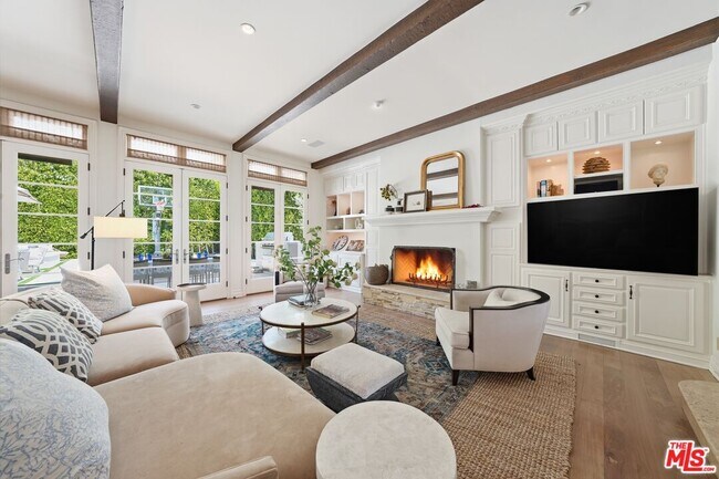 Building Photo - 108 S Poinsettia Ave